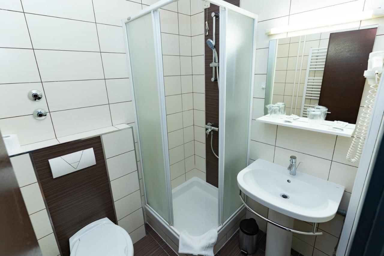 Artearia Hotel Бьеловар Экстерьер фото