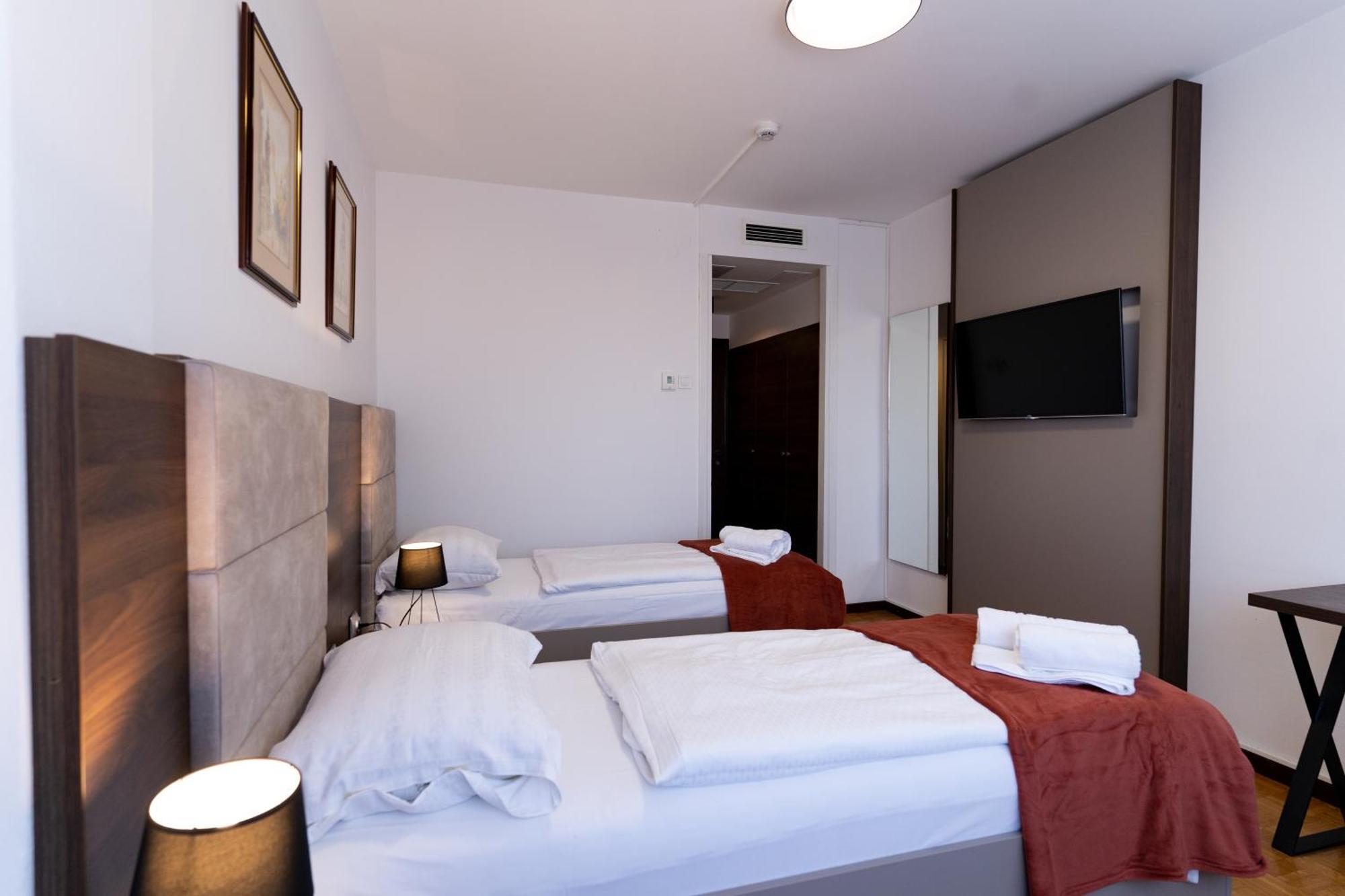 Artearia Hotel Бьеловар Экстерьер фото