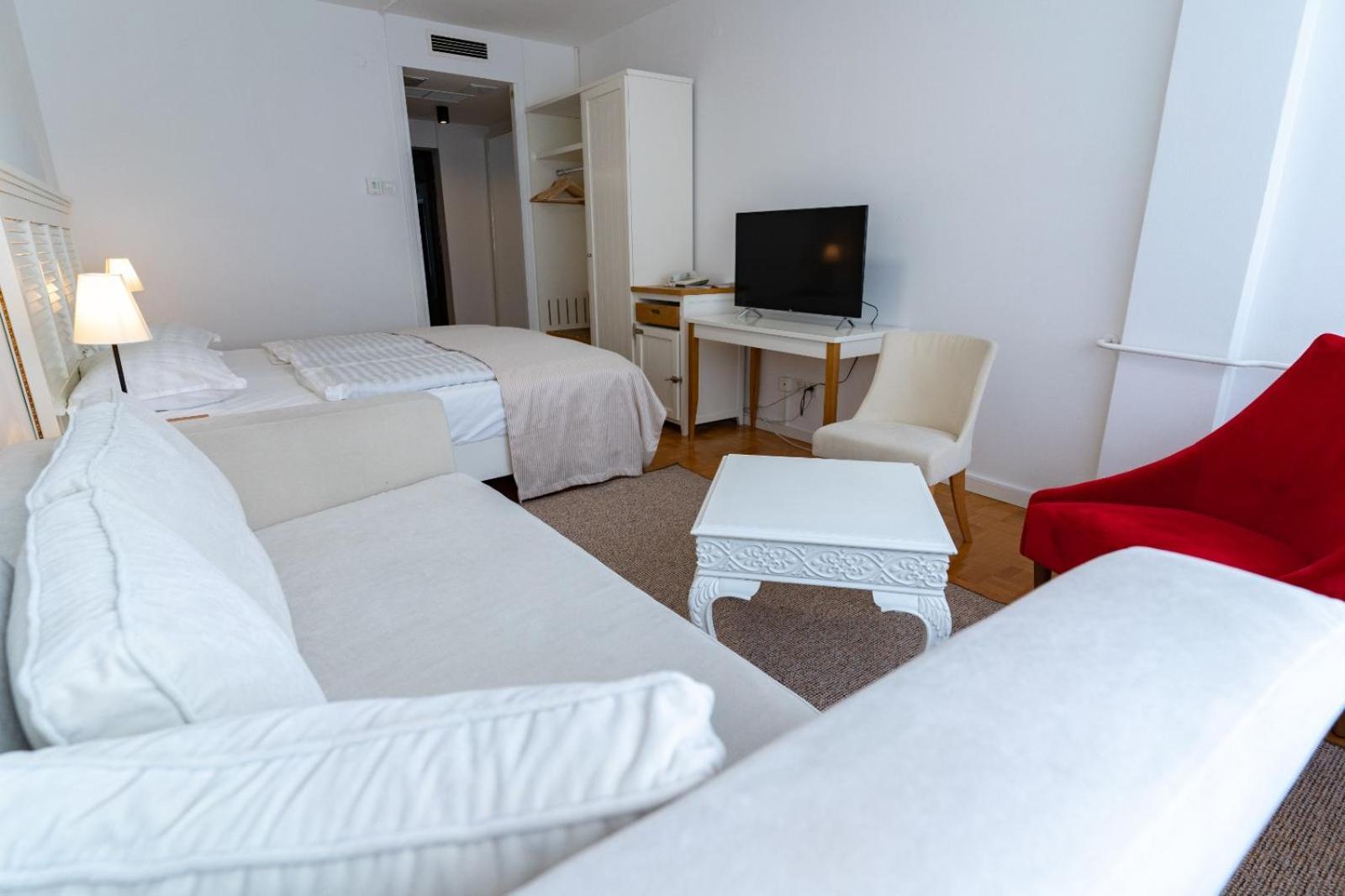 Artearia Hotel Бьеловар Экстерьер фото